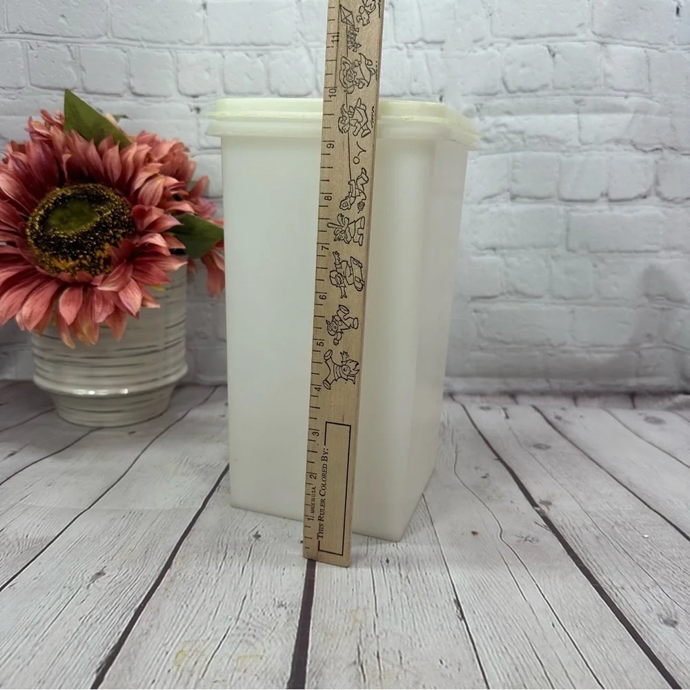 vintage tupperware saltine saver with seal White Storage Bin cracker keeper